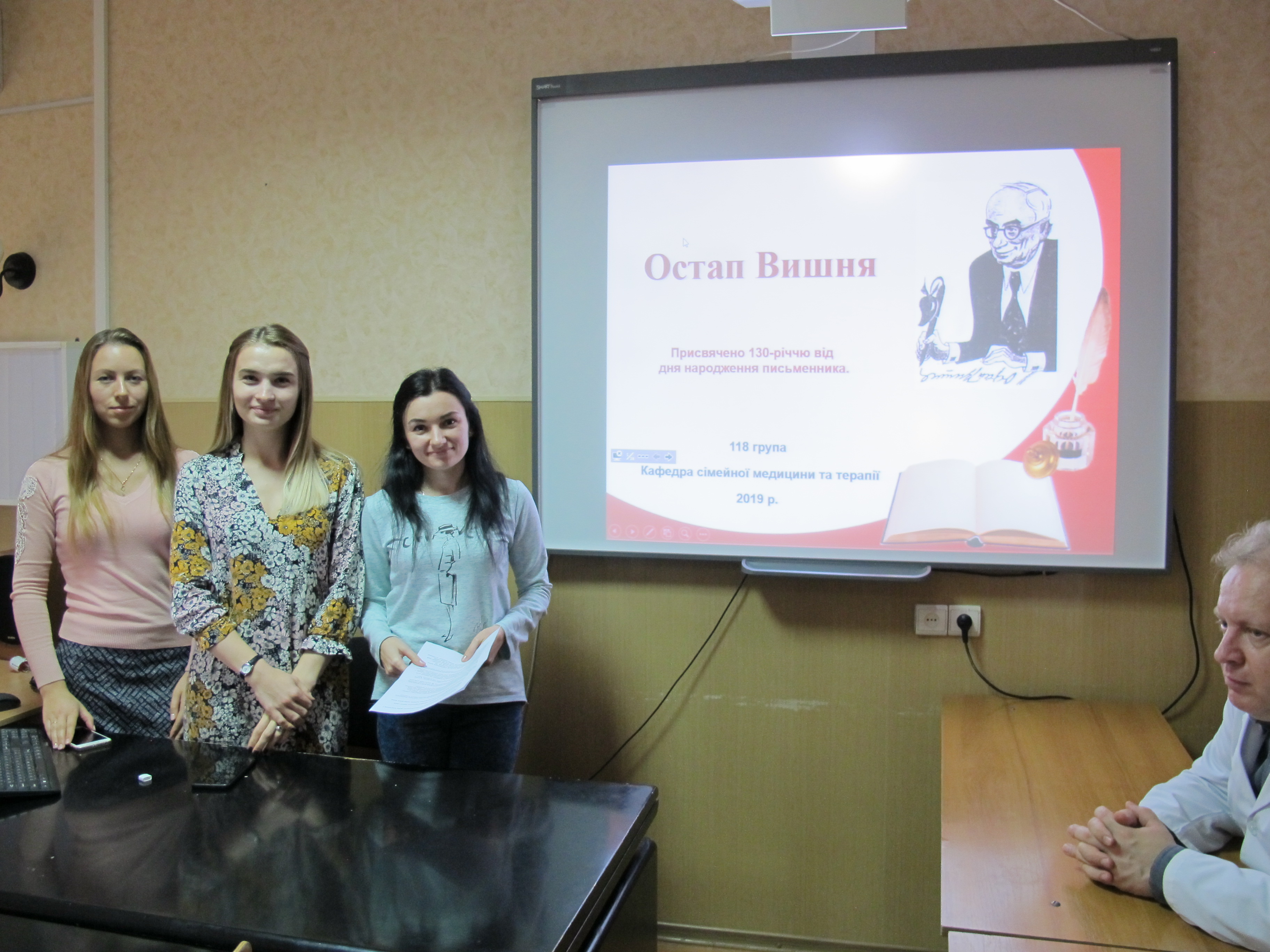 Лікарі-інтерни в ролі акторів