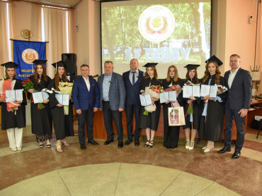 Перші випускники-бакалаври ОПП «Фармація» отримали дипломи: подробиці далі / First Graduates of the Bachelor’s Program in “Pharmacy” Receive Their Diplomas: Full Story Below