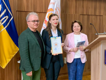 Диплом переможниці на Всеукраїнській конференції отримала лікарка-інтерн з ПДМУ / PSMU Intern Doctor Wins Award at National Conference
