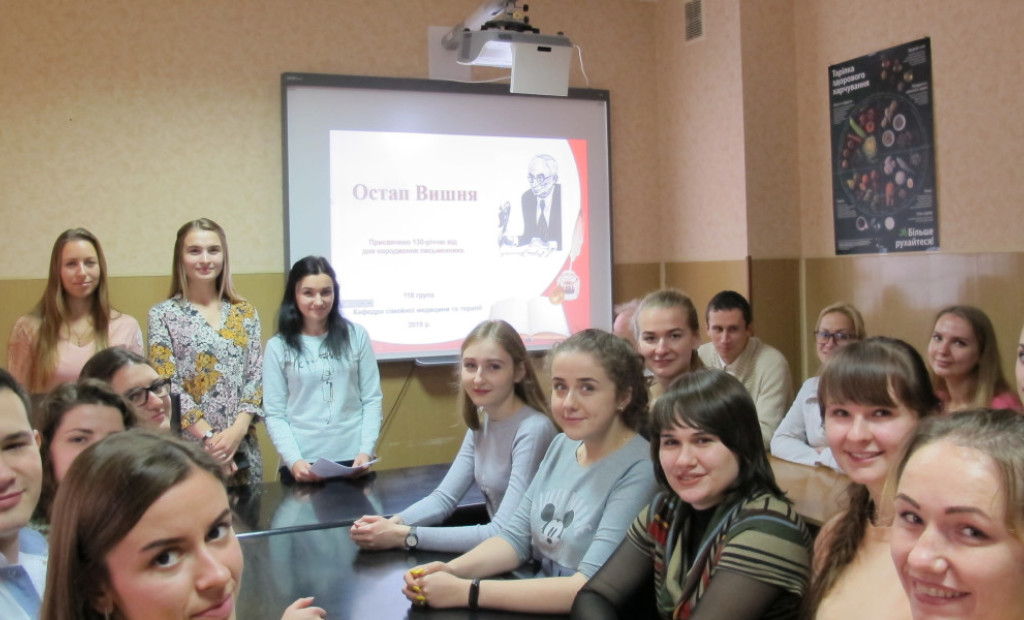 Лікарі-інтерни в ролі акторів