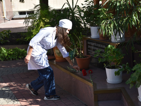 Покладання квітів до пам’ятника загиблим медикам