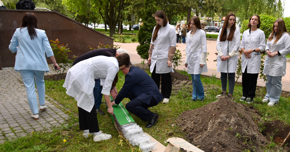 Подарунок від серця: випусники-бакалаври ОПП Фармація висадили сакури на території ПДМУ