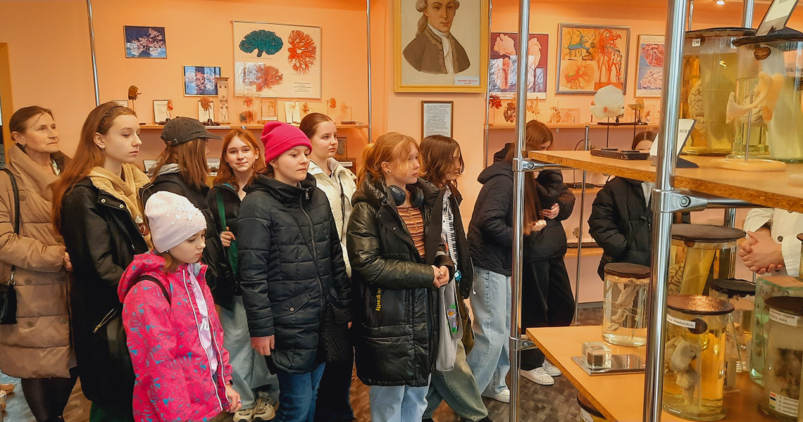 Ліцеїсти Полтави упродовж профорієнтаційних екскурсій знайомляться з ПДМУ: де побували та які враження отримали