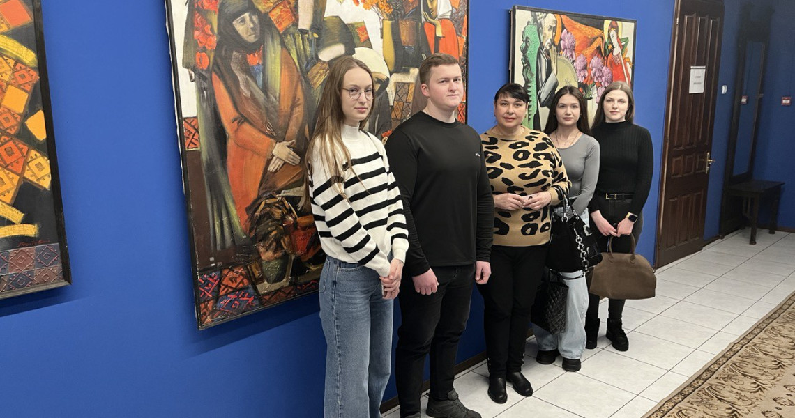 Лікарі-інтерни ПДМУ у Полтавській галереї мистецтв імені Миколи Ярошенка: враження / PSMU interns at the Mykola Yaroshenko Art Gallery: experiences