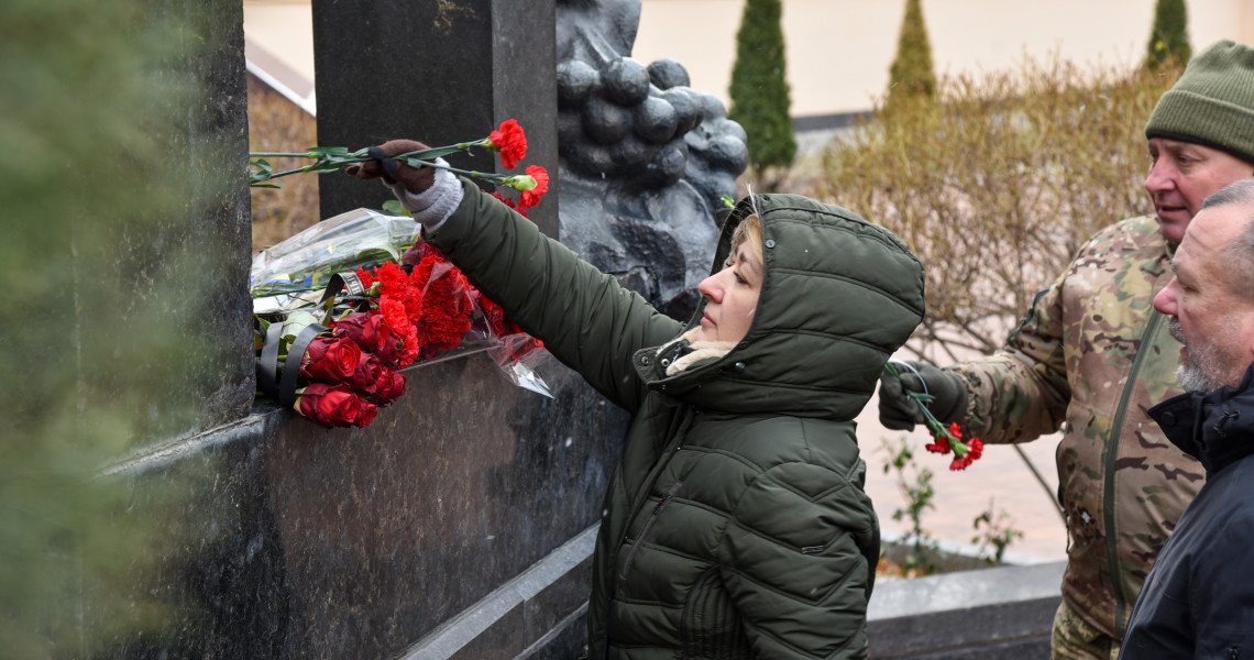 Квіти на знак глибокої шани: викладачі та студенти Університету пам`ятають / Flowers as a Symbol of Deep Respect: University Faculty and Students Remember