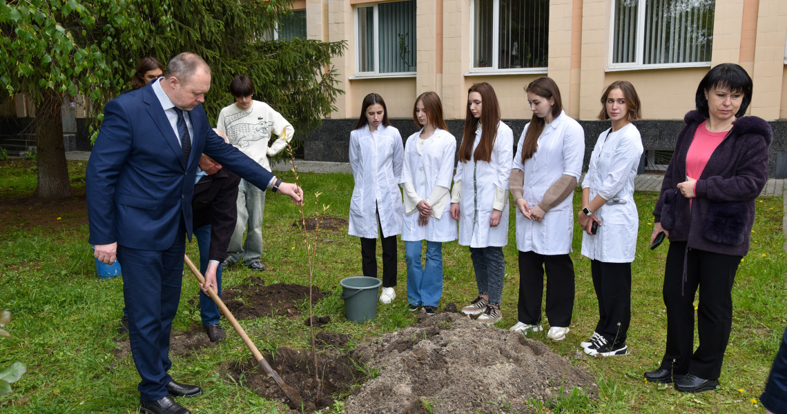 Подарунок від серця: випусники-бакалаври ОПП Фармація висадили сакури на території ПДМУ
