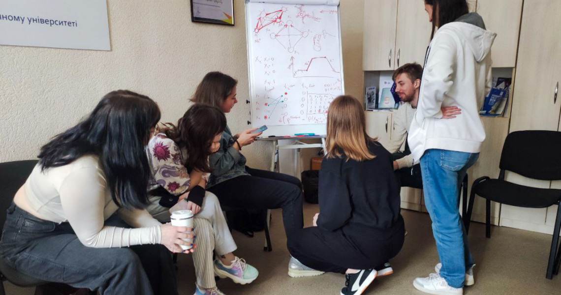 Теорія інтегрованої інформації та поняття свідомості: психологія і математика на засіданні студентської наукової групи