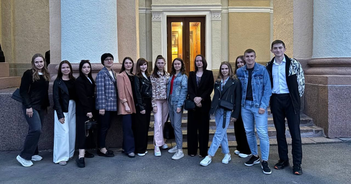 «Театр, або Шум за сценою»: творча пауза надихає на подальшу напружену працю / "Theatre, or Noises Off": a creative break that inspires further diligent work