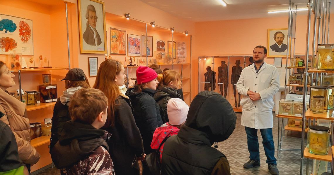 Ліцеїсти Полтави упродовж профорієнтаційних екскурсій знайомляться з ПДМУ: де побували та які враження отримали