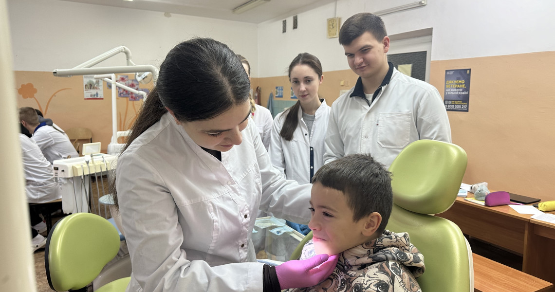 Студенти стоматологічного факультету закріплюють знання на практиці: подробиці тут / Dental Faculty Students Apply Knowledge in Practice: Details Here