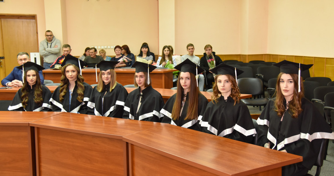 Перші випускники-бакалаври ОПП «Фармація» отримали дипломи: подробиці далі / First Graduates of the Bachelor’s Program in “Pharmacy” Receive Their Diplomas: Full Story Below