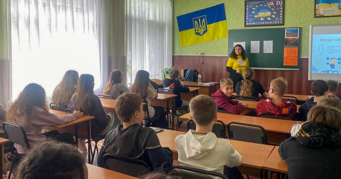 У рамках Місяця обізнаності студентки ПДМУ провели лекцію для школярів: дбай про себе — дбай про інших