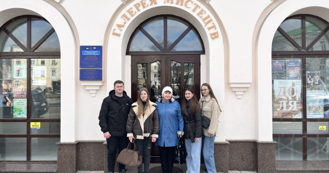 Лікарі-інтерни ПДМУ у Полтавській галереї мистецтв імені Миколи Ярошенка: враження / PSMU interns at the Mykola Yaroshenko Art Gallery: experiences
