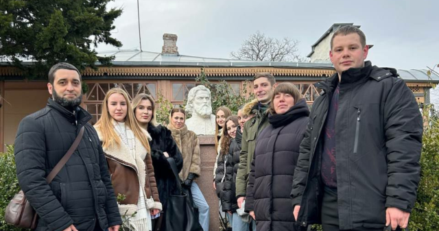Студенти-медики відзначають День музейного селфі / Medical students celebrate Museum Selfie Day