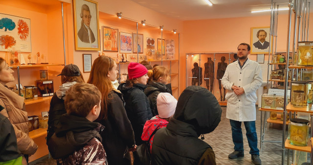 Ліцеїсти Полтави упродовж профорієнтаційних екскурсій знайомляться з ПДМУ: де побували та які враження отримали