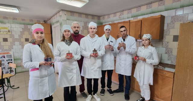 Надійний вогник окопної свічі для воїнів на фронті